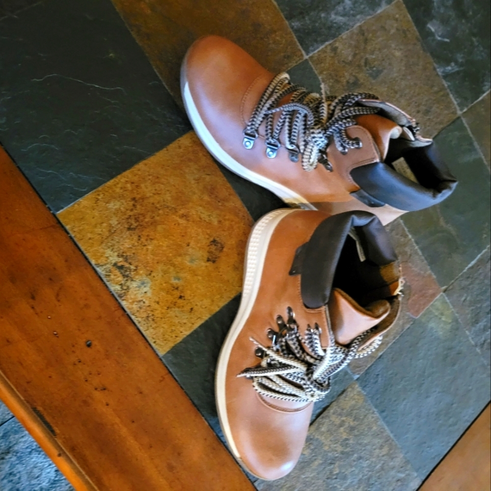 NEW size 6 hiking boots.